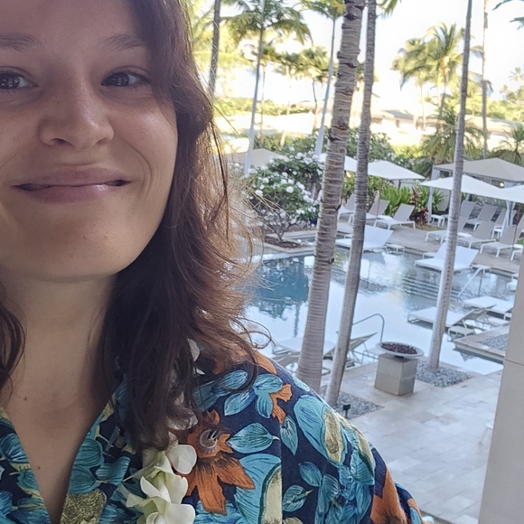 Meet your Posher! 🌻 - Picture 3 of 5